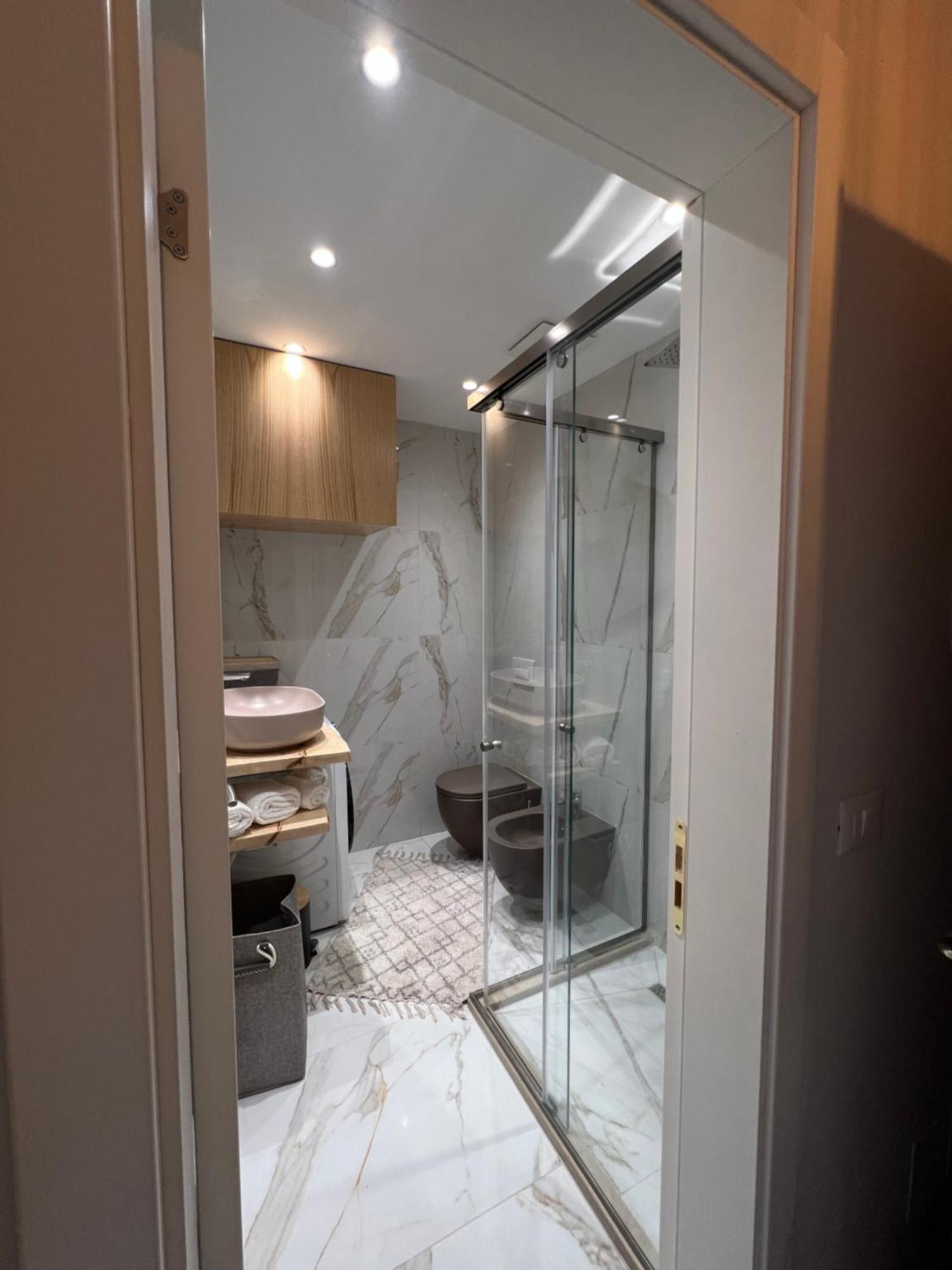Luxury Lc * Golem (Tirana)